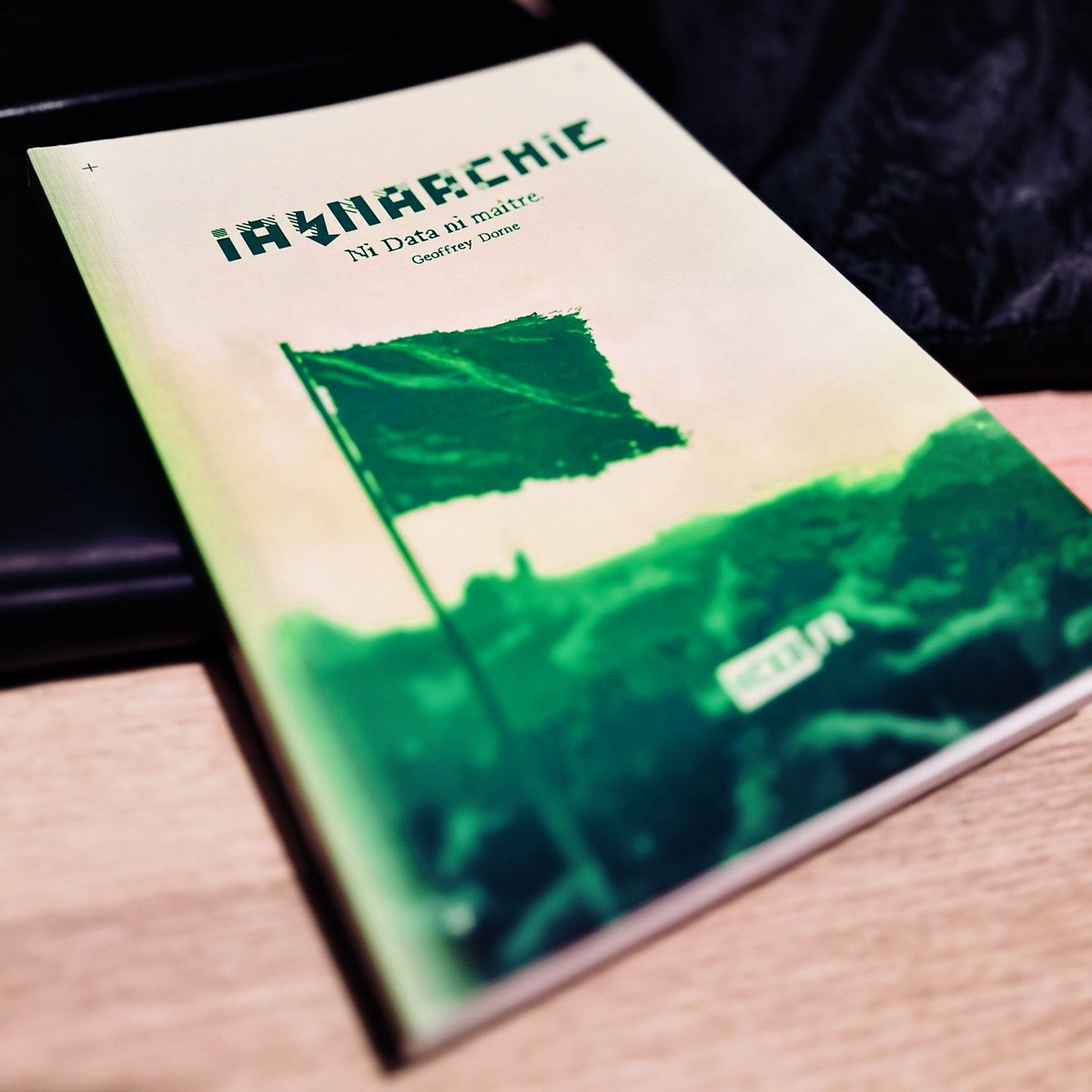 GeoffreyDorne's tweet photo. 💥 « Tant qu’il restera des bugs, il restera un peu d’espoir » → Mon nouveau livre IA↯NARCHIE explore la révolte numérique face aux #IA. 📖 Dispo https://t.co/zuYODysjPy https://t.co/GEvrIgBsUI