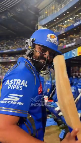 Rohit Sharma. Walking up the Wankhede stairs. 𝐈𝐂𝐎𝐍𝐈𝐂 𝐅𝐎𝐑𝐄𝐕𝐄𝐑. 💯 📹 Credits: Twitter/mipaltan