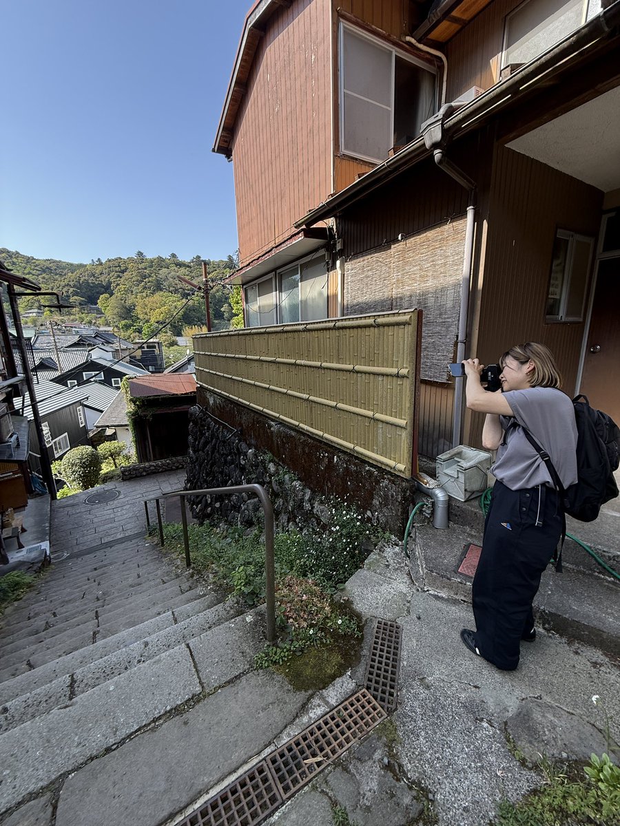湯文好日 <a href="/toubunkoujitsu/">湯文好日 編集部</a> 夏号「建築探訪」のために写真撮影を行っています。

指月殿から桂谷の谷底を見下ろす風景。
修善寺の名が付く前から桂谷(かつらだに)と呼ばれていたそう。

▶︎📖修善寺温泉×文学のローカル文芸マガジン「湯文好日(とうぶんこうじつ)」
toubunkoujitsu.shuzenjionsen.com