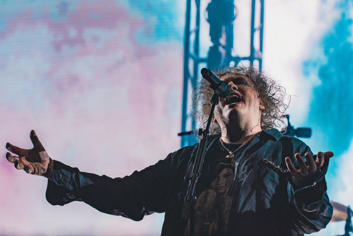 Happy birthday to Robert Smith, lead singer of The Cure🖤💜