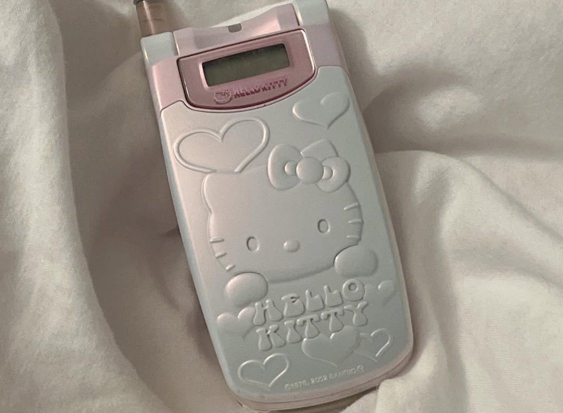heart_jpg's tweet image. hello kitty flip phone