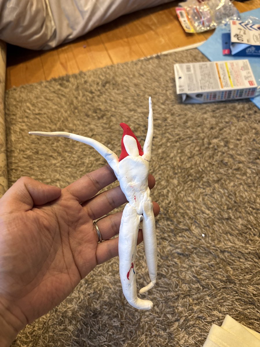 Port_441's tweet photo. AIを活用して、子どもの作品をグレードアップ！
紙粘土で作られた謎の生物。
生息地は雪山とのことだったので背景を加工！ https://t.co/JQiBz2VQLl
