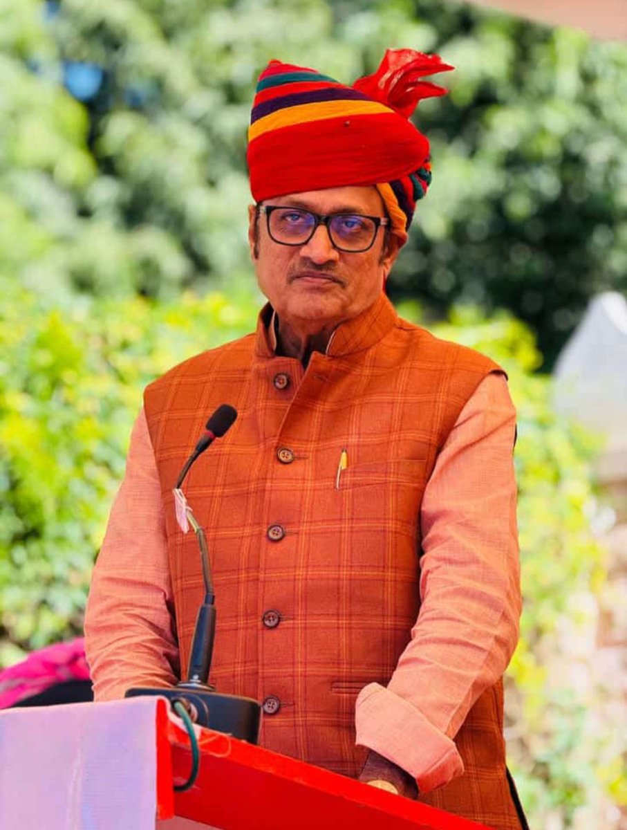 BHAWANI57495930's tweet photo. राजस्थान की राजनीती के चाणक्य, पार्टी में सदैव हनुमान की भूमिका निभाने वाले व सच्चे जनसेवक आदरणीय बाबोसा को जन्मदिन की अशेष शुभकामनाएं 🎂🎂 https://t.co/7BbZZ7sY5M