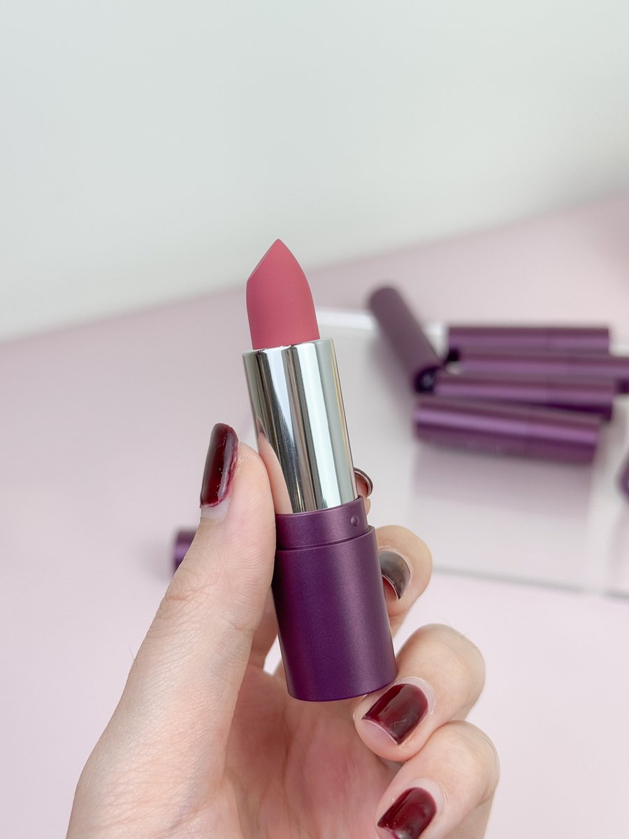 cosmarche's tweet photo. 💋 Beneficial Soft Touch Matte Lipstick ลิปแมทท์วีแกน เนื้อเนียนแนบสนิท เบาสบาย ไม่ตกร่อง!

✔️ เติมเต็มร่องปากให้เรียบเนียน
✔️ เม็ดสีแน่น! กลบปากคล้ำ
✔️ บำรุงด้วย Peony Extract และน้ำมันมะพร้าว 

📍เช็คพิกัดความสวยใกล้บ้านเลย! https://t.co/wkvizbkDo5

#OrientalPrincess #cosmarché https://t.co/6qWyuHFT5h