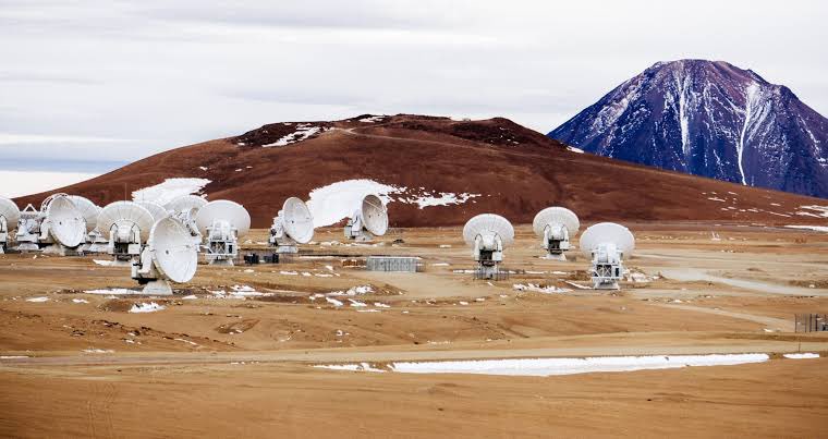 decoding_engg's tweet image. The Atacama Desert in Chile is one of the driest places on Earth and is perfect for astronomy.
Engineers built the ALMA Observatory at 5,000 meters altitude to avoid atmospheric moisture.
Its location allows scientists to observe distant galaxies with incredible precision.
The…