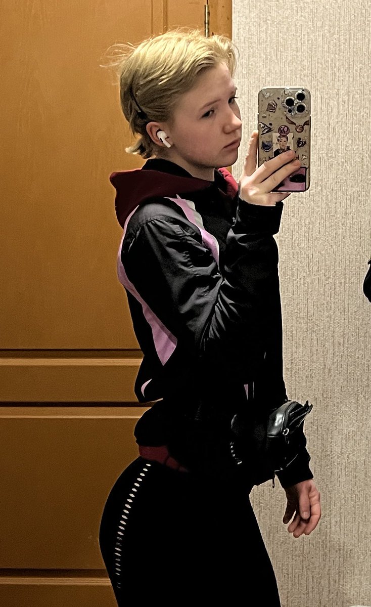 Зʼявилась ідея відрощувати волосся… 

Бо різні короткі стрижки перепробувала і ходила з такою довжиною доволі довго, ось подивилась на старі фото де з довгими і захотілось знов 🙂‍↕️

Розкажіть в кого був такий досвід? Поради, лайфхаки? 🥲

Знаю, що спочатку буде уйобіщно😓