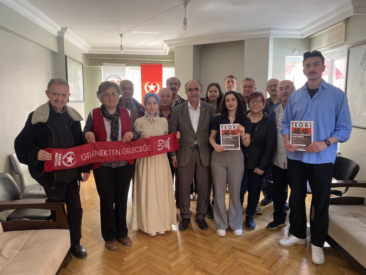 VatanPartisi26's tweet photo. İl Başkan Yardımcımız İsmail Bayraktar’ın sunumuyla Teori Dergisi, Nisan sayısı;
Silah bırakma sürecini, PKK’nın bitirilmesini tartıştık. 

Siyasi hesapların ortasında gerçekleri ortaya koyduk.

Bu süreçteki zorlukların farkındayız. Vatan Partisi olarak görevlere hazırız.✊🏻🇹🇷 https://t.co/FWwm9O89ci