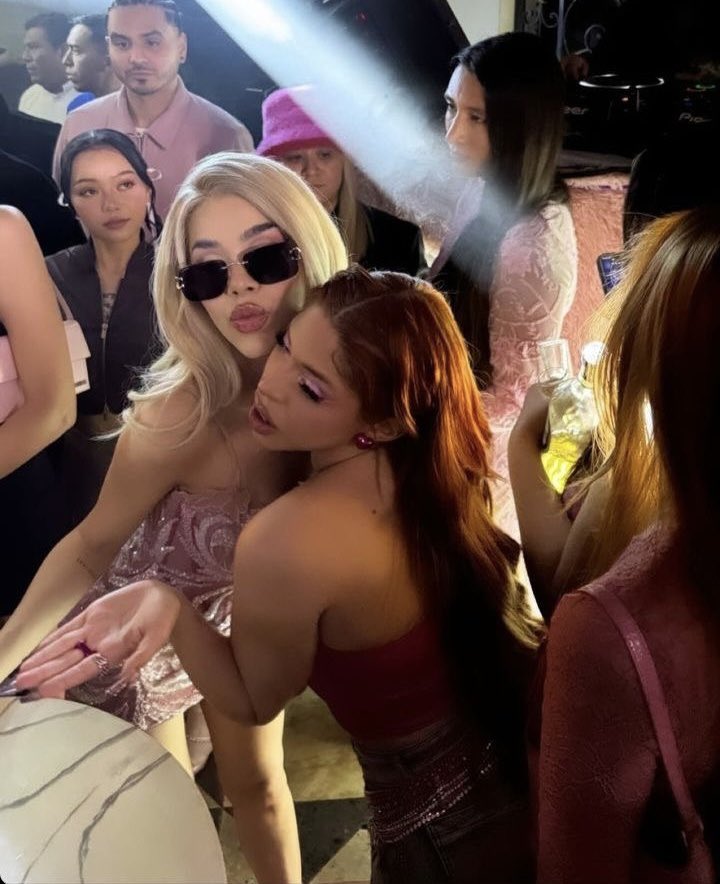 Sinceramente se me hace ilógico que ustedes (Keninis) se hagan los indignados solo por que Yeri anda hablando pestes del fandom cuando se la pasan criticándola por todooo, cada que tiene un buen lanzamiento la critican, como no va a andar enojada si 24/7 recibe hate de ustedes 😵‍💫