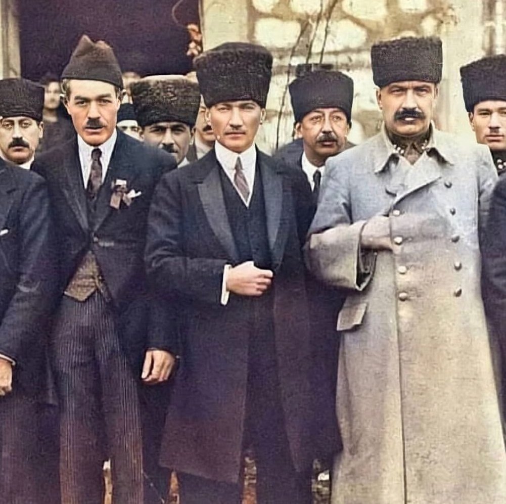 .  #AtatürkDiyorKi;

 “Millet ve biz yok, birlik halinde millet var. Biz ve millet ayrı ayrı şeyler değiliz. Ve şunu kat'i olarak söyleyeyim ki bir millet, varlığı ve bağımsızlığı için herşeye girişir ve bu gaye uğrunda her fedakârlığı yaparsa, muvaffak olmaması mümkün değildir.”