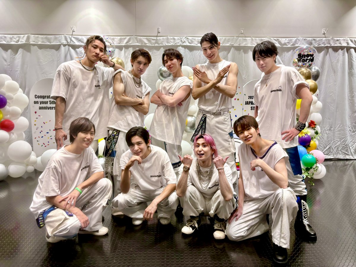 SN_BEST_ALBUM's tweet photo. 『Snow Man 1st Stadium Live Snow World』
国立競技場2公演、無事終了いたしました！🎉

ベストアルバム収録曲も多数披露🎶
全国ライブビューイングも盛況にて終了

#SnowMan
#SnowWorld
#SnowManスタジアムライブ https://t.co/KeUN1IZZeq