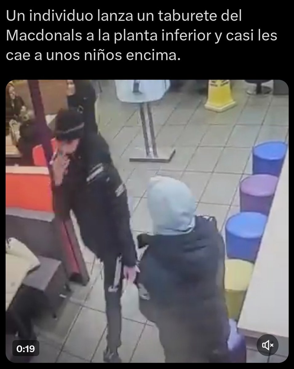 IAldaz_Police's tweet photo. Antes de aceptar la #veracidad de una #publicacion, analiza bien el vídeo y busca en otras fuentes.
En este caso, se ve q el taburete q lanza es amarillo y el que cae es naranja. ¿Es fruto de las luces?¿Se han juntado dos clips de vídeo de diferentes momentos y lugares?
#Opina https://t.co/JFHy2zE9O5