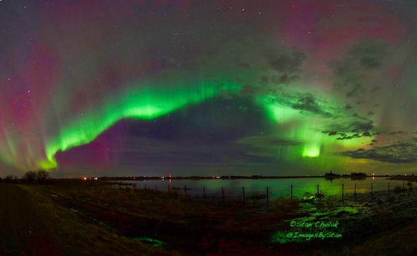 ImagesByStan's tweet image. Some Easter #Aurora . @chunder10 @TamithaSkov @mikesobel @mikesaltsman194 @HouckisPokisewx         #northernlights #spaceweather 💃💃💃