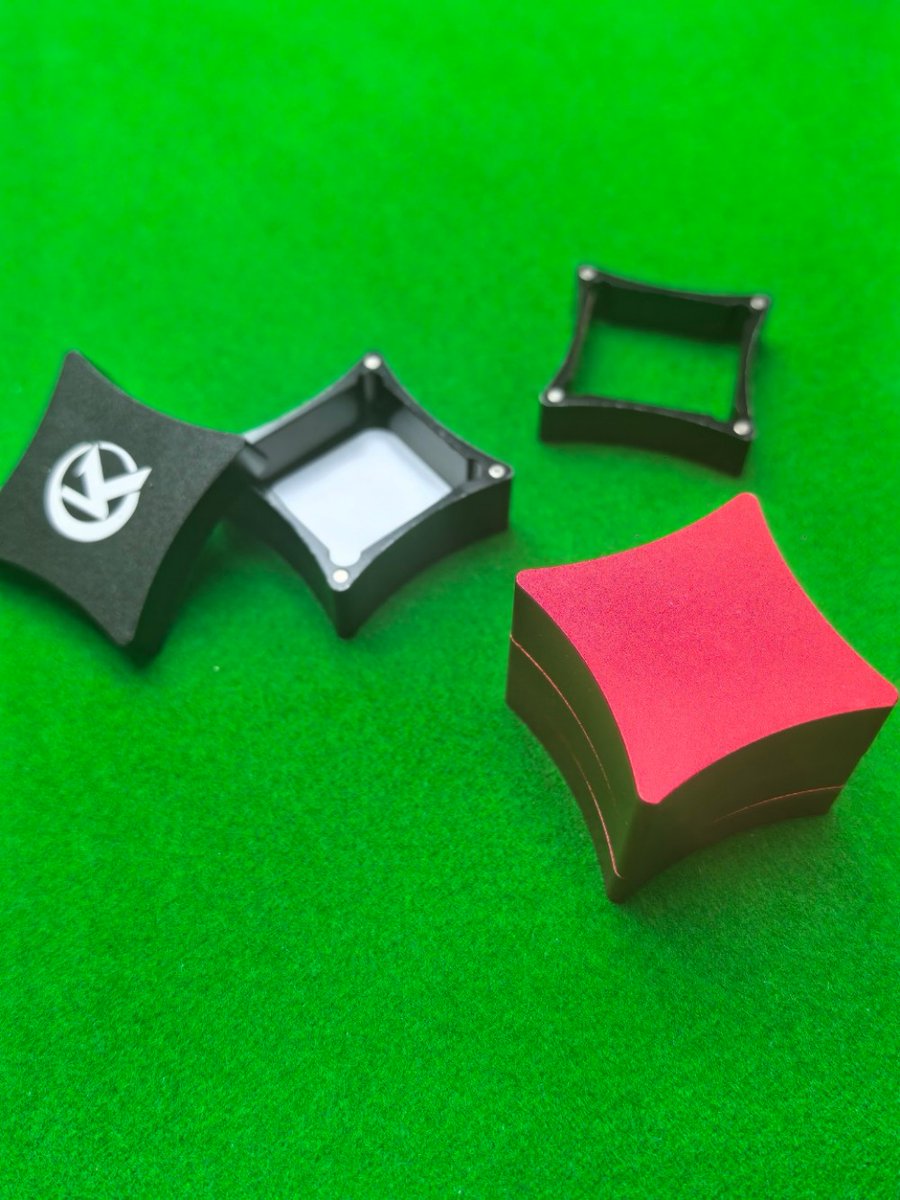 KonllenJ86968's tweet image. ビリヤード業界で10年働いてきましたが、このKonllenのスクエアメタルチョークホルダーのおかげで、ビリヤードのチョークを散らかしてしまう癖がすっかり治りました。
#Konllen #ビリヤードキューチョークホルダー #ビリヤードチョークホルダー