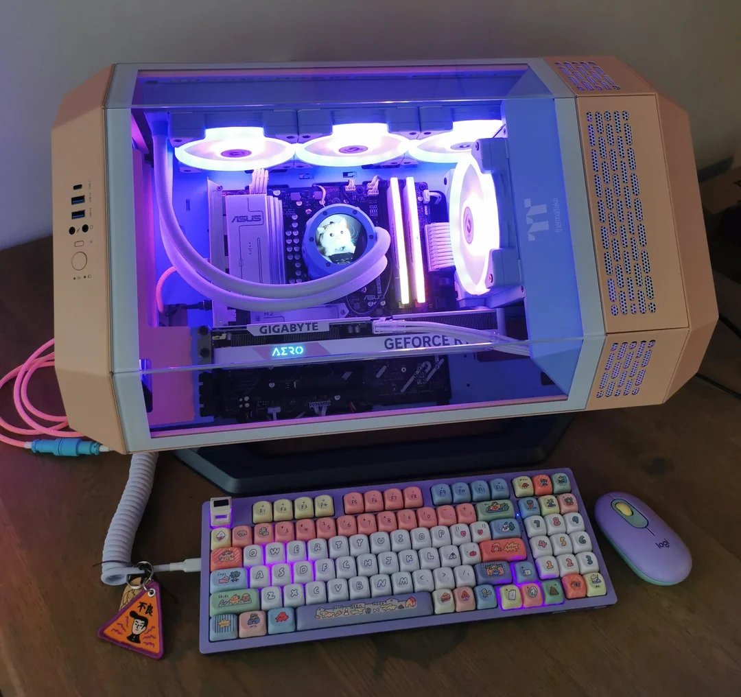 ThermaltakeInc's tweet photo. The Tower 300 Peach Fuzz 🍑✨
A dreamy setup by @Bananenboot5000 featuring pastel vibes and cozy power in one build.
#Thermaltake #TheTower300 #PeachFuzz #CustomPC #PCBuild #SetupGoals #PastelGaming #RGBBuild #PCBuilding #CompactDesign #CustomPC #GamingPC #TechLovers https://t.co/ibZOhd3ie3