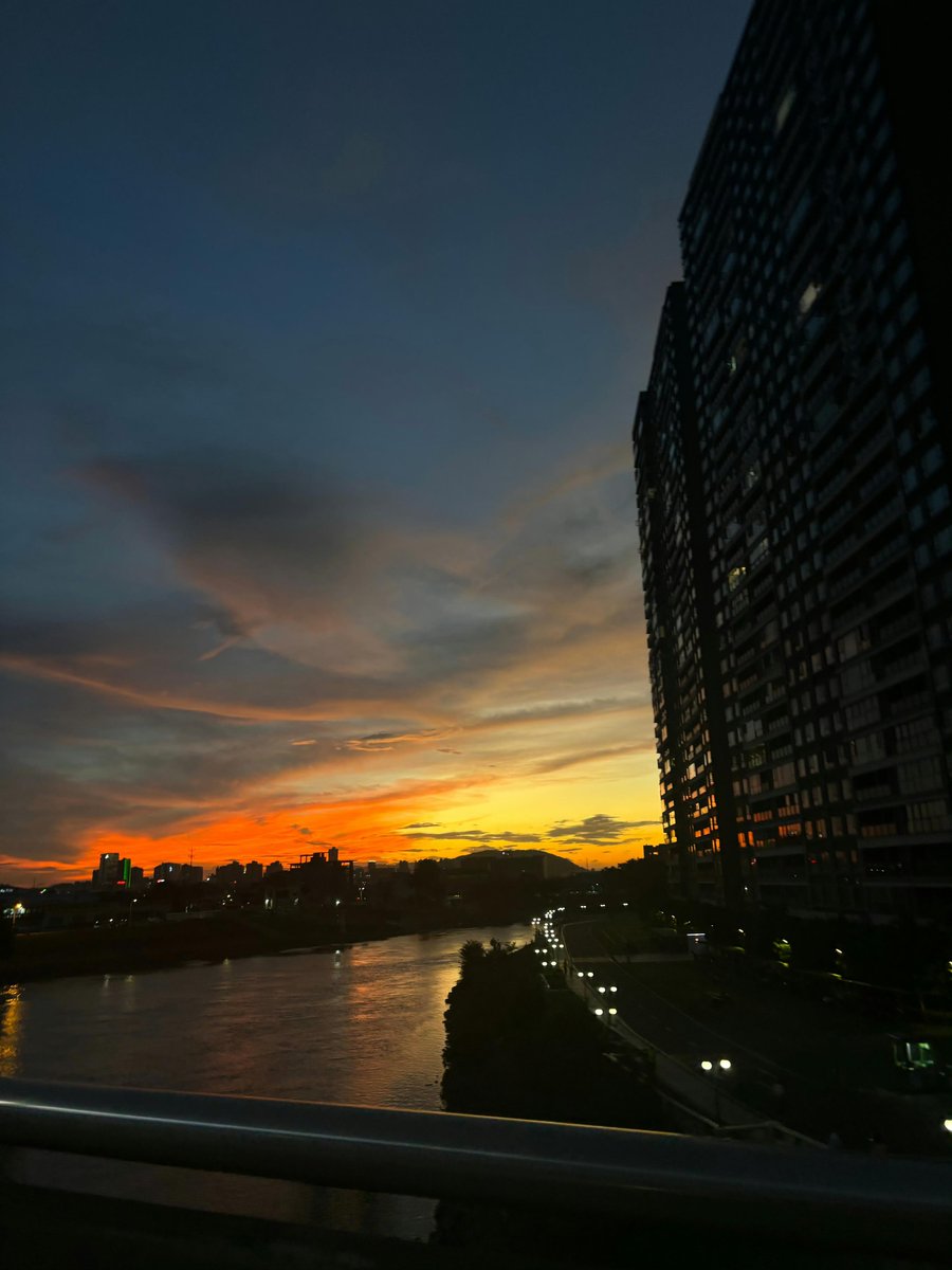 夕焼けが染める空、街の灯が静かに輝く。忙しい日常の中で、ふと立ち止まってその美しさに感動。🌆🌅

#夕焼け #美しい風景 #街の灯