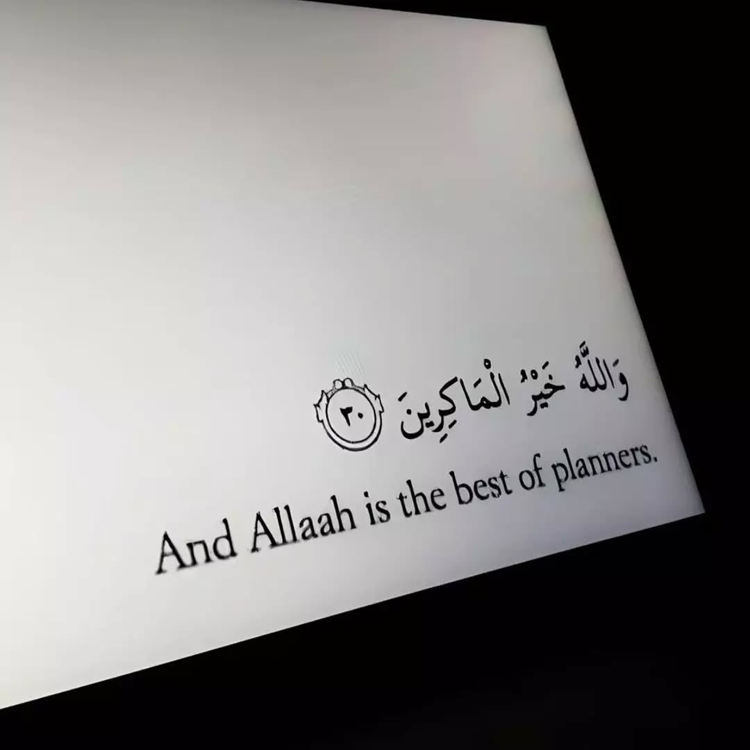 Rencana manusia bisa berubah, tapi rencana Allah selalu tepat waktu. Kalau belum paham jalan cerita-Nya, tenang aja… penulis skenarionya Maha Tahu