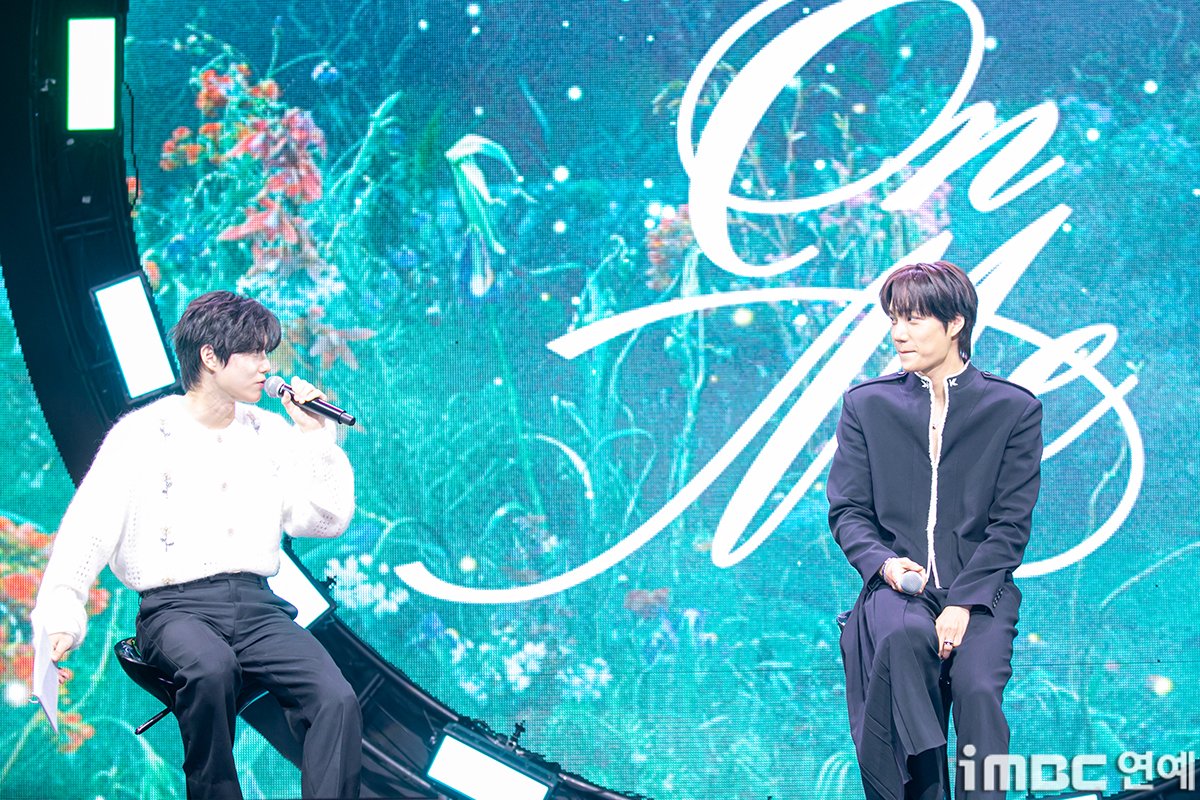 imbcenews's tweet photo. [포토] 엑소 수호 카이, '약속'의 '유니버스' 
#EXO #엑소 #수호 #SUHO #카이 #KAI #WaitOnMe 
#WallsDontTalk #미니4집 #쇼케이스_250421 [iMBC연예]

엑소(EXO) 수호, 카이가 21일 오후 서울 광진구 예스24라이브홀에서 열린 네 번째 미니앨범 ‘Wait On Me’ 발매 기념 컴백 쇼케이스에 참석해 질의 응답을 하고 있다.

⬇️고화질 Click Plz⬇️
https://t.co/wmzrznkiok