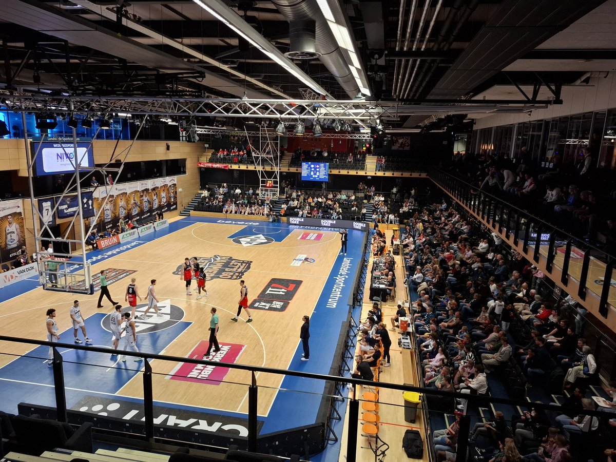 Gameday! Om 14.00 uur valt de spr🏀ngbal in <a href="/LandstedeSport/">Landstede Sportcentr</a> en is het <a href="/LandstedeBasket/">Landstede Hammers</a> - <a href="/HeroesDenBosch/">Heroes Den Bosch 🏀</a> time!

Scoor jij de allerlaatste tickets en wil je niets missen van al dat (basketbal)spektakel? ↕️

Landstedehammers.nl/tickets.

#hammertime #landstedehammers