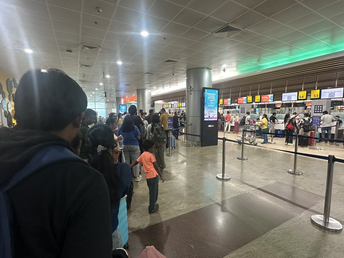 Shoutout to <a href="/AirIndiaX/">Air India Express</a> for redefining efficiency — 100+ passengers waiting for bag drop, and just 4 out of 10 counters open at <a href="/aaigoaairport/">Goa International Airport, Dabolim</a>. Love the commitment to chaos! 🤦‍♂️ ✈️ ⏳
#TravelWoes