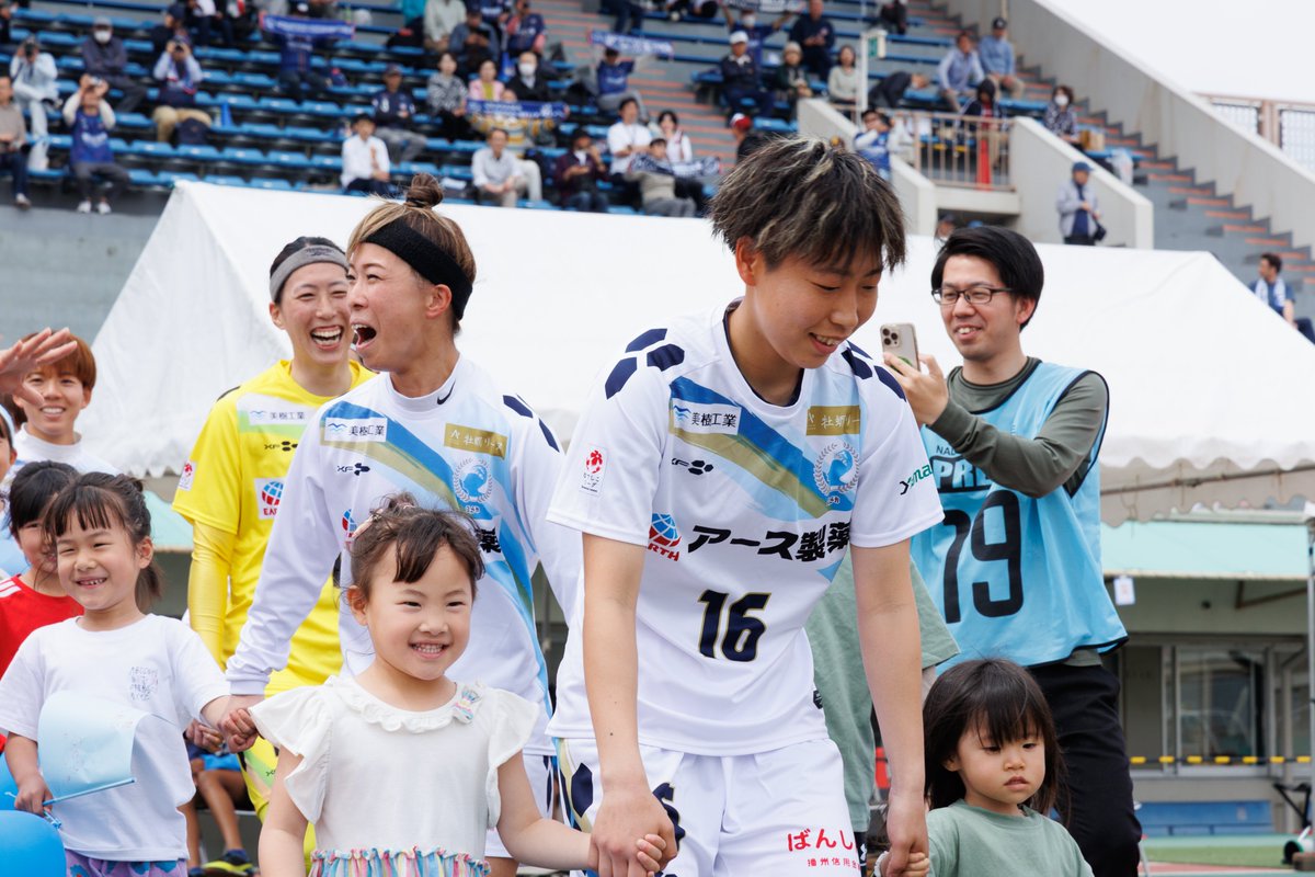 HARIMA_ALBION's tweet photo. 🤍GAME PHOTO💛
∼4/20(日)岡山湯郷戦∼

会場に来られた方は、たくさんの千葉選手を見かけたと思います・・・👀
日ノ本短期大学や、ASハリマアルビオン創立時から共に戦ったメンバーが、お祝いにサプライズで駆けつけてくれました🎉

入場の際に、誰が来ているのかわかって、そーちゃんもこの表情🤣 https://t.co/Y2uLTEY7hv