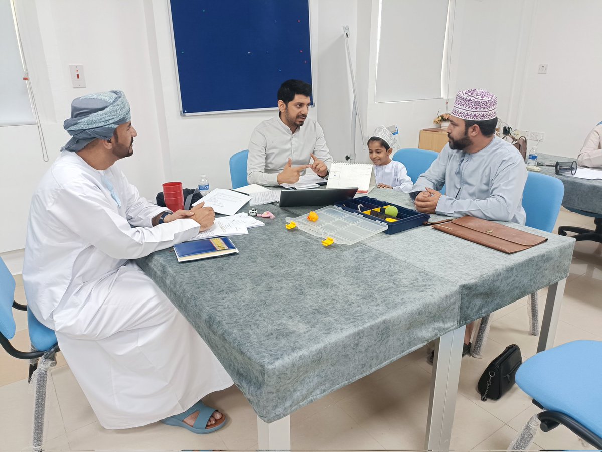 جانب من زيارة الأستاذ فيصل الهنائي مدير الدائرة ورئيس فريق التشخيص لأعمال  تشخيص وتقييم والكشف عن حالات التربية الخاصة في مركز التدريب التربوي بنزوى وذلك لتشخيص الطلبة من مدارس المحافظة، والذي يستمر حتى يوم الخميس الموافق ٢٤ أبريل.كل التمنيات بالتوفيق لأعضاء الفريق في أداء مهامهم