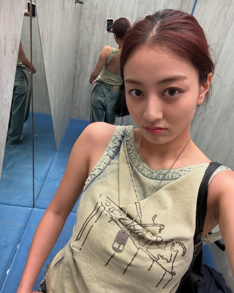 _twicearmpit's tweet photo. Jihyo in Hawaii #twice #twicearmpit #jihyoarmpit https://t.co/cwMD8JBndQ