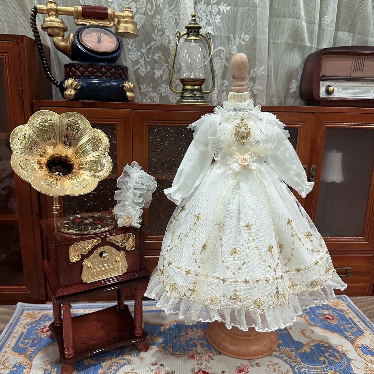 胸元のコサージュが目をひく、アンティークなドレスワンピース。

お迎えなどのセレモニーシーンからカジュアルシーンまで、幅広く着ていただけるお洋服です👗
shop.dollcoll.com/items/105299837

#SDドレス #ドールドレス #DDワンピース #ドールお迎え #お迎えドレス