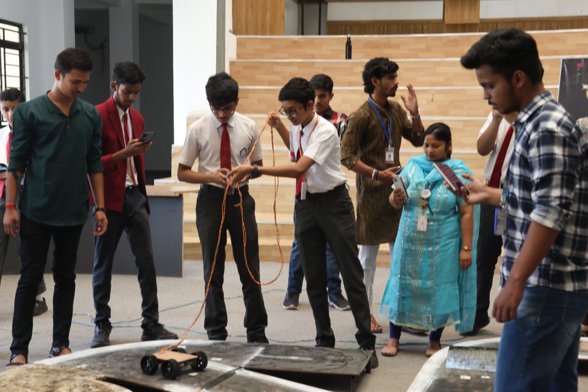 SageUniBhopal's tweet image. Speed, skill, and student-built bots stole the spotlight at the Robo Race during SWARNIM 2025! A thrilling display of tech talent and teamwork at SAGE University Bhopal. 
__
#Swarnim2025 #SAGEUniversityBhopal #RoboRaceChallenge #TechFest