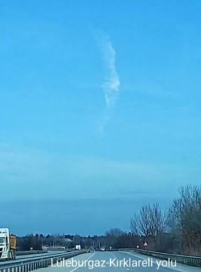 Bulutlar gelir, gider.. 
Gökyüzü baki kalır.