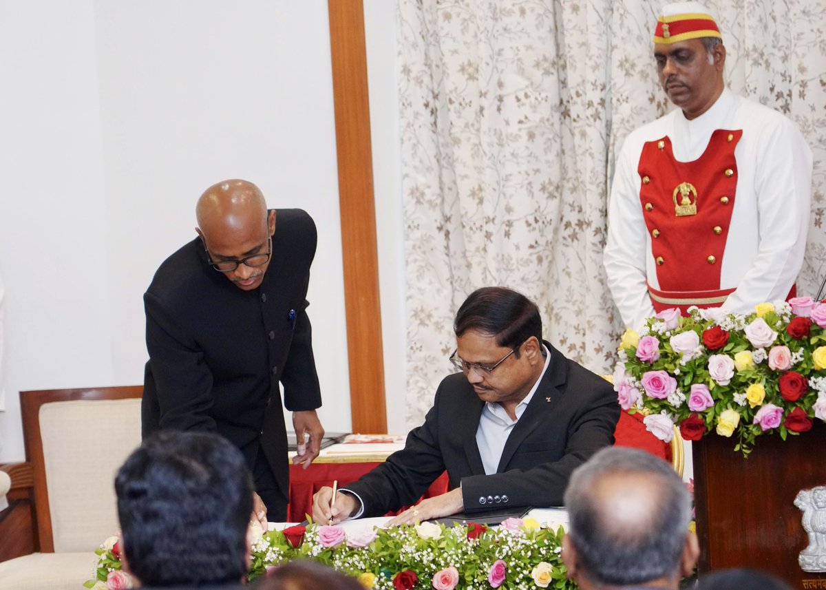 CMOMaharashtra's tweet photo. 🔸CM Devendra Fadnavis and Governor CP Radhakrishnan at the swearing-in ceremony of State Chief Information Commissioner and State Information Commissioners
🔸मुख्यमंत्री देवेंद्र फडणवीस आणि राज्यपाल सीपी राधाकृष्णन यांच्या प्रमुख उपस्थितीत 'राज्य मुख्य माहिती आयुक्त आणि राज्य माहिती आयुक्तांचा शपथविधी समारंभ'
🔸मुख्यमंत्री देवेंद्र फडणवीस एवं राज्यपाल सीपी राधाकृष्णन इनकी प्रमुख उपस्थिति में 'राज्य मुख्य सूचना आयुक्त और राज्य सूचना आयुक्तों का शपथग्रहण समारोह'
🕦 11.25am | 21-4-2025📍RajBhavan, Mumbai | स. ११.२५ वा. | २१-४-२०२५📍राजभवन, मुंबई.
@Dev_Fadnavis @maha_governor
#Maharashtra #DevendraFadnavis #OathCeremony
