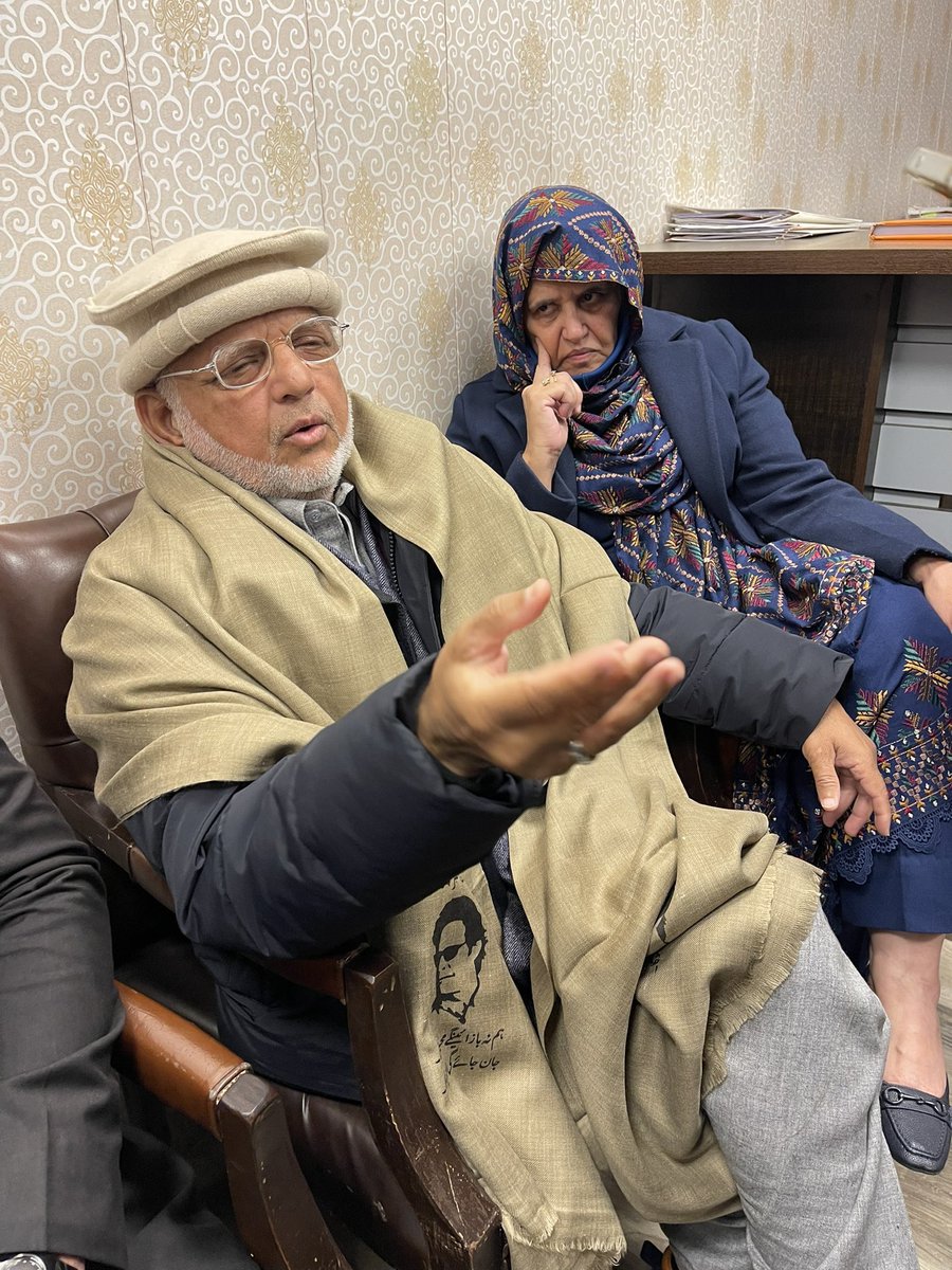 ہم گھبرائے نہیں عمران خان کے ساتھ ڈٹ کر کھڑے ہیں۔۔۔فارم 47 پر بنی حکومت کی بلند عمارت جلد زمین بوس ہونی والی ہے
سینیٹر اعجاز چوہدری کی میڈیا سے گفتگو