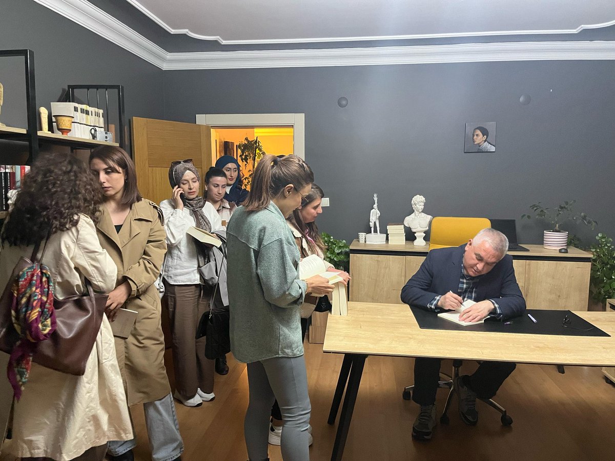 Değerli şair ve yazar Sayın Yücel Kayıran’ı ağırlamaktan büyük mutluluk duyduk.

İşbirlikleri için <a href="/vankiraathane65/">Kıraathane🏠Van Edebiyat Evi</a> katılımlarıyla etkinliğimize anlam katan tüm edebiyatseverlere teşekkür ederiz.

<a href="/EverestKitap/">Everest Yayınları</a> <a href="/yucelkayiran/">Yücel Kayıran</a>