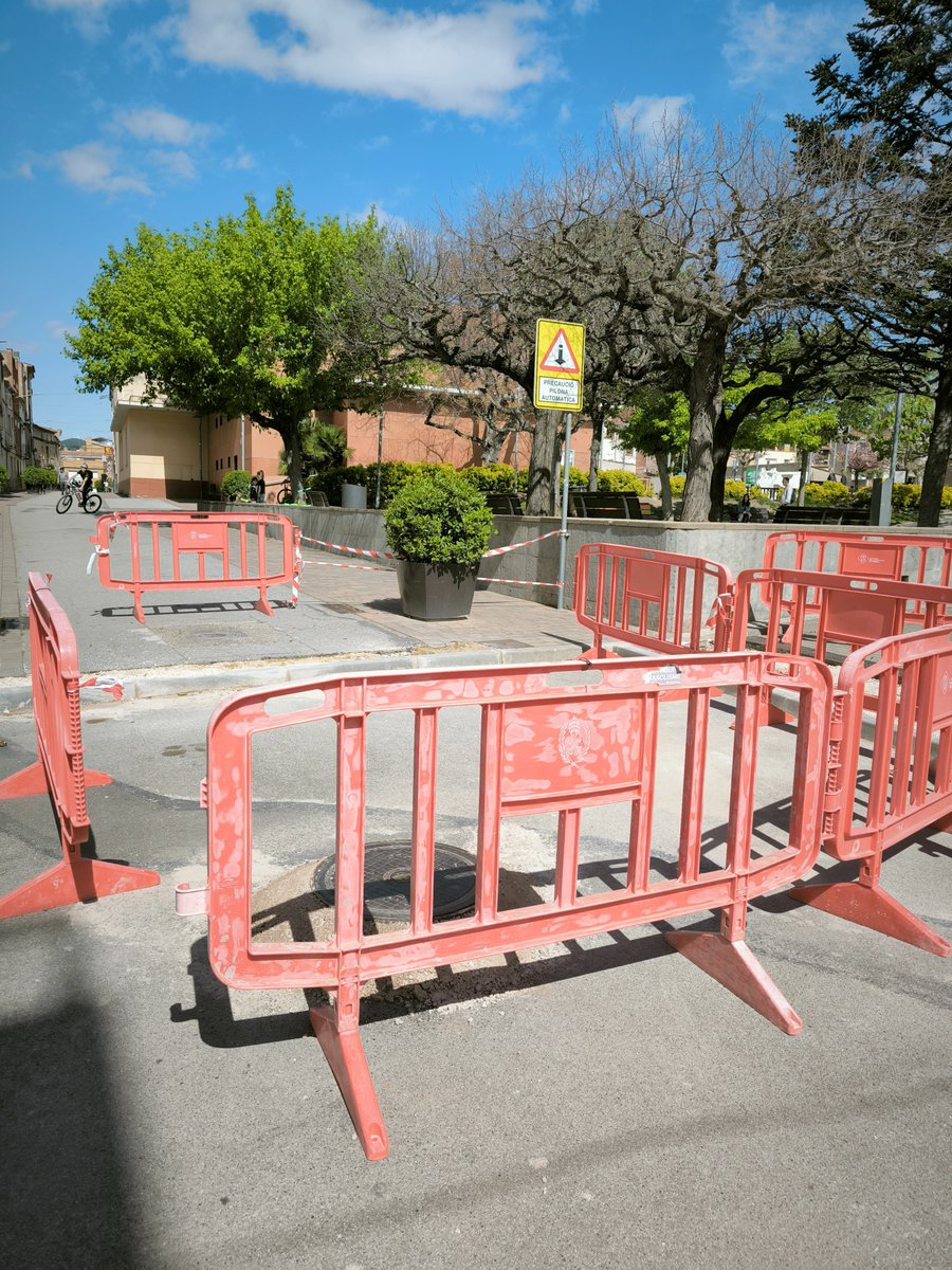 🟦📢 MOBILITAT| ⚠️ Treballs d'asfaltat des de dimarts 22 d'abril i fins a divendres, que afectaran la circulació al tram del carrer Mestre Lladós i la part de dalt del carrer Amadeu Vives, que es podrà utilitzar en sentit contrari a l'habitual.

#hopierola #hostaletsdepierola