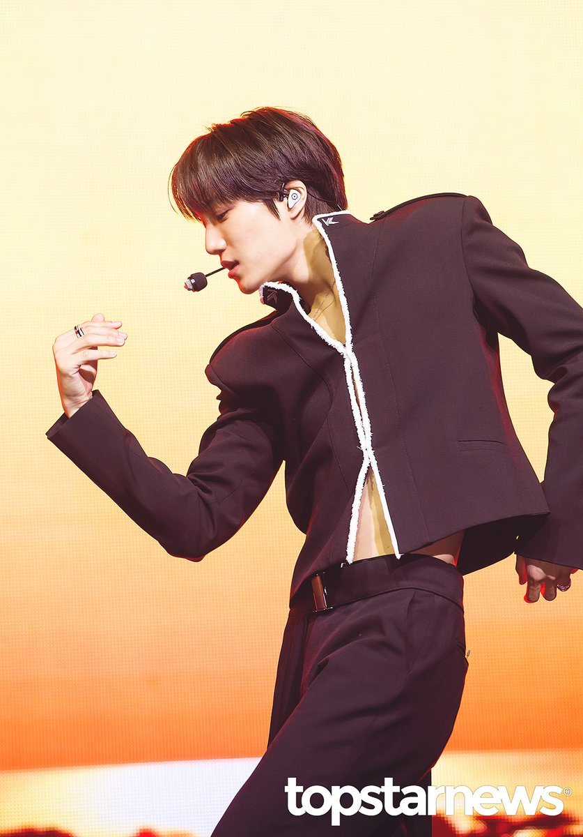 엑소 카이, ‘치매센터 어르신들 보고 계세요?’…‘저 가수 맞습니다!’ (Wait On Me 쇼케이스) [HD포토] #WaitOnMe #웨이트온미 #쇼케이스 #프리뷰 #엑소 #EXO #카이 #KAI topstarnews.net/news/articleVi… <- Original Photo