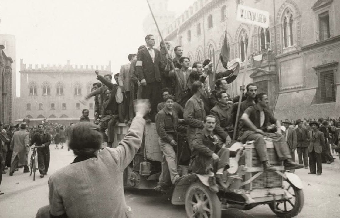 21 aprile 1945. Bologna è libera!

#accaddeoggi
#bologna
#21apre1945