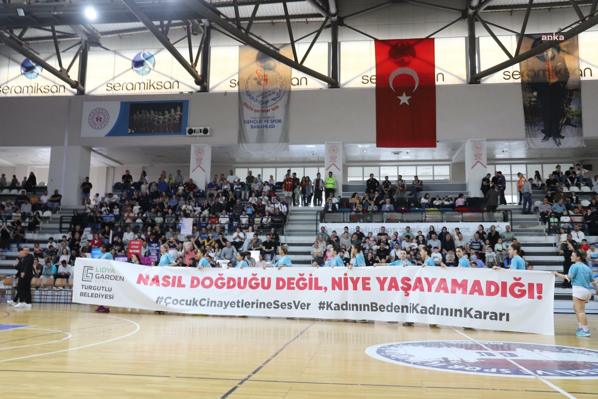 Turgutlu Belediyesi Kadın Basketbol Takımı, "Nasıl doğduğu değil, niye yaşayamadığı" pankartıyla sahaya çıktı.