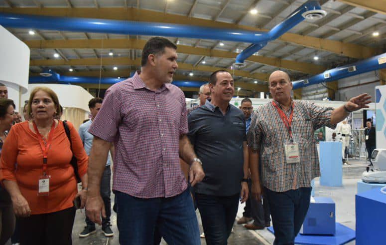 EmbaCubaMOZ's tweet photo. O Ministro da Saúde Pública de #Cuba visitou o Centro de Convenções de #Havana e o recinto de feiras Pabexpo no domingo para avaliar os preparativos para a 5ª Convenção Internacional, Cuba Saúde 2025, e seus eventos associados, que ocorrerão de 21 a 25 de abril. https://t.co/c2vUCGdi8R