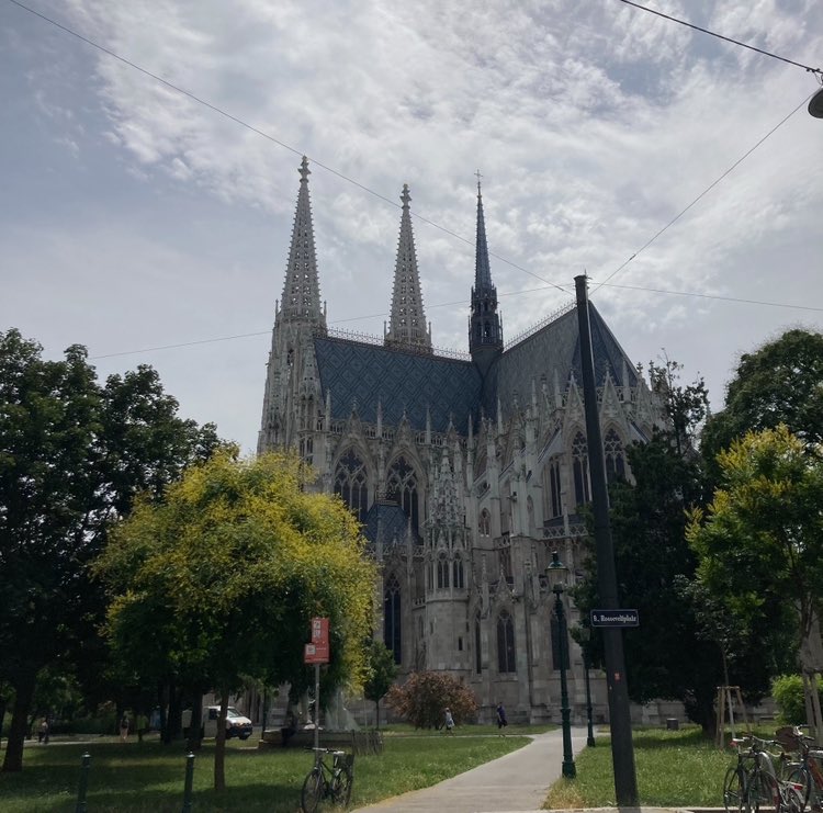 OSvastics's tweet image. Belediye binasının kiliseden yüksek olmasını istememiş İmparator. Mimar Schmidt Bey, bu dileğe uyar gibi görünüp uymamış. Votiv Kilisesinden bir metre kısa kule inşa edip tepesine Viyana’yı simgeleyen Belediye Binası Adamını koymuş. Boyu 5,4 metre. 
#viyana #belediye #mimar