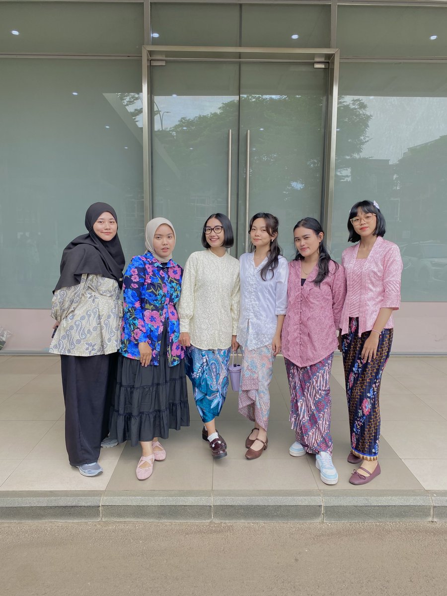 pvtriyani's tweet photo. Selamat Hari Kartini! 
Hari spesial untuk merayakan perjuangan perempuan yang akhirnya bisa memilih antara belanja, masak, atau datang ke acara musik🤗🫶🏼✨ https://t.co/ptu3pRwQYY