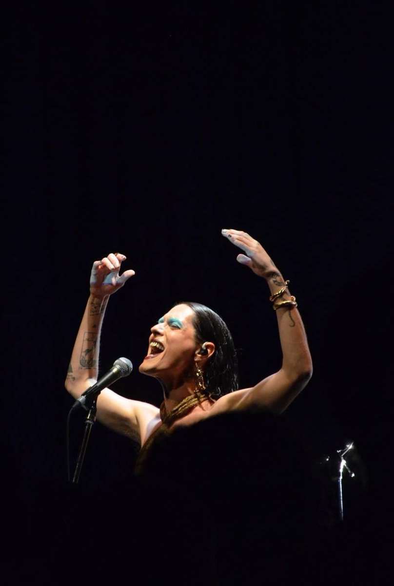 NewsroomALPHA's tweet photo. KYOTOGRAPHIEと同時に開催の音楽イベントKYOTOPHONIE。ブラジルのシンガー フィリペカットさんのライブは素晴らしいものでした。美しさと強さに満ちた歌声。ブラジルの伝統音楽にオルタナギターロックを重ねてハードロック的な要素もある音世界に思わず涙!#ミシマカメラ #KYOTOPHONIE #FilipeCatto https://t.co/qfeJXds4to