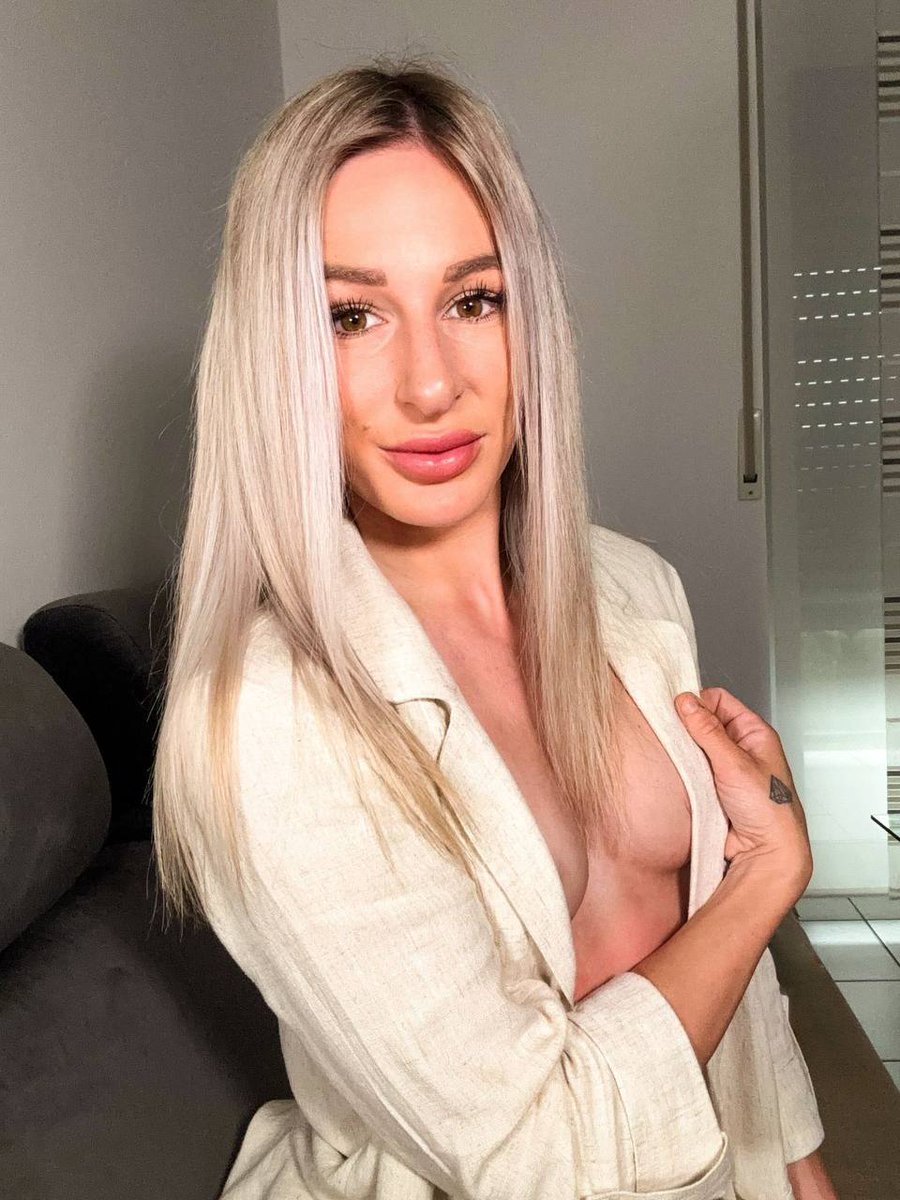 Ich wache am liebsten mit einer starken Zunge zwischen meinen Beinen auf… Wer erfüllt mir diesen Wunsch? 😏🔥 onlyfans.com/liana_official…