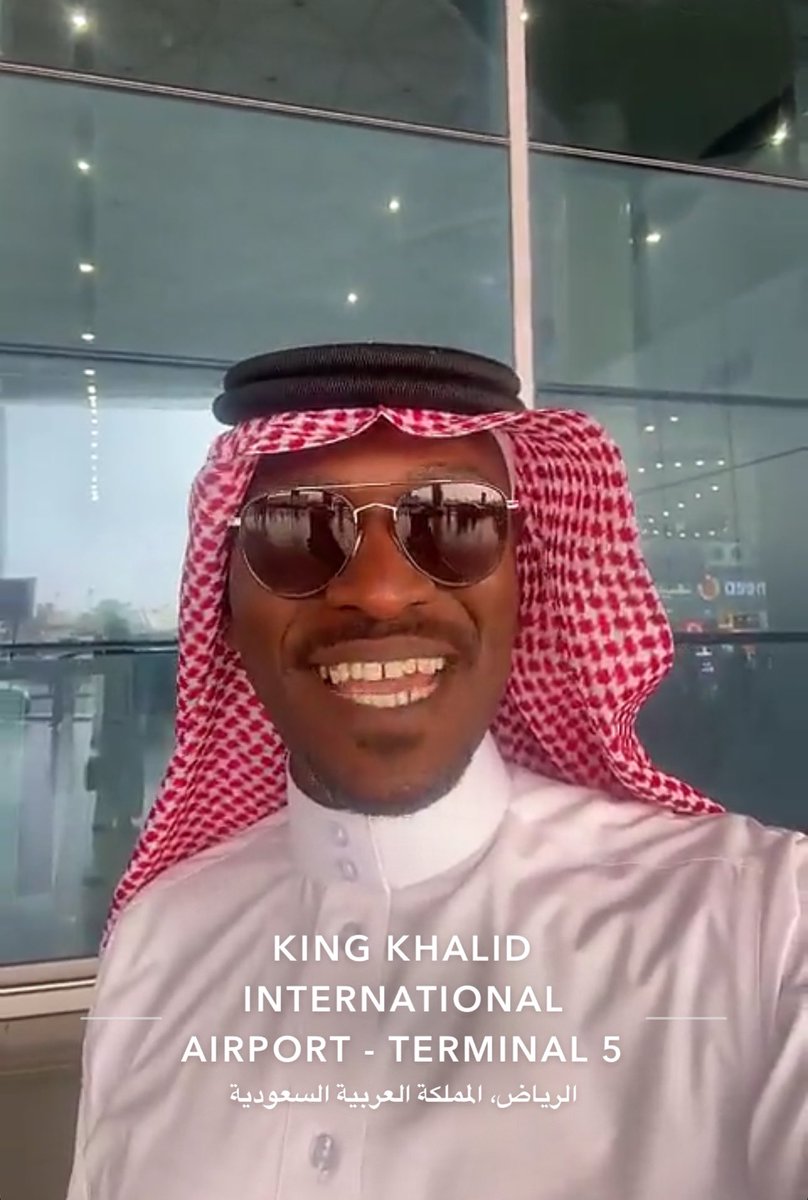 صاحب الإبتسامه
علي الغامد ي
يصل الرياض 
يا مرحبا ترحيبه كلها لك 
حي الله علي