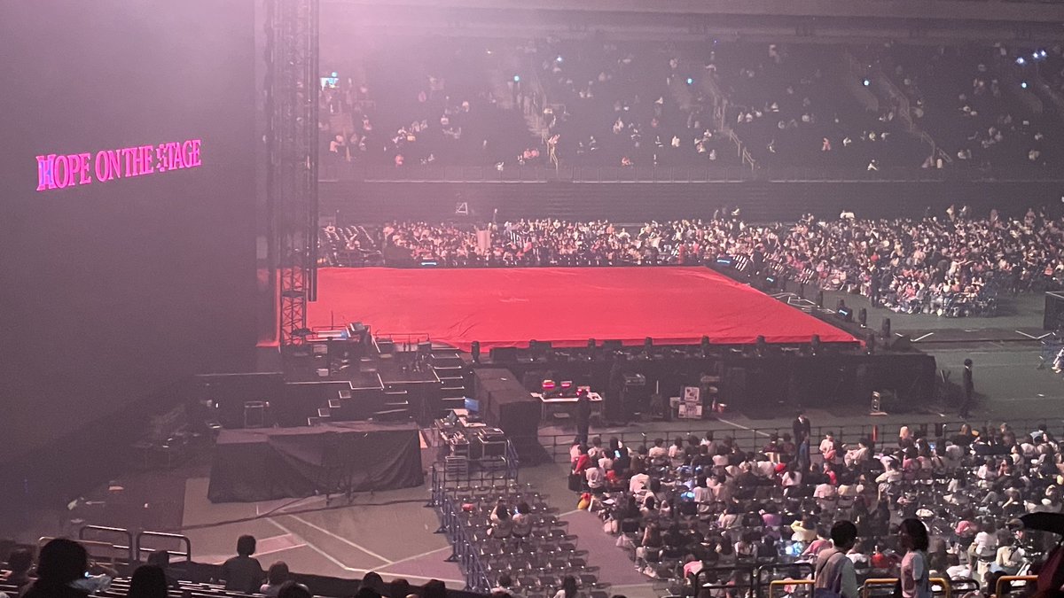 TxiO2lgcOw1KqvT's tweet photo. ホビのさいアリ💺
注釈付席悪くないよ！大当たりだったよ🎯
#jhope_TOUR_Japan 
#HOPE_ON_THE_STAGE_TOUR_SAITAMA https://t.co/U9W2cDgC2w