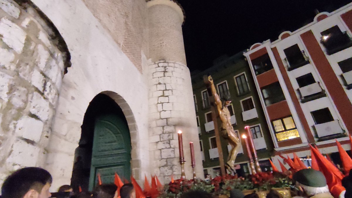 Uno de los momentos más emblemáticos de nuestra semana santa, la salida del Cristo de las Mercedes en penumbra, este año totalmente deslucido por la falta de colaboracion de un establecimiento hostelero del atrio que se negó a apagar sus luces exteriores durante ese momento.