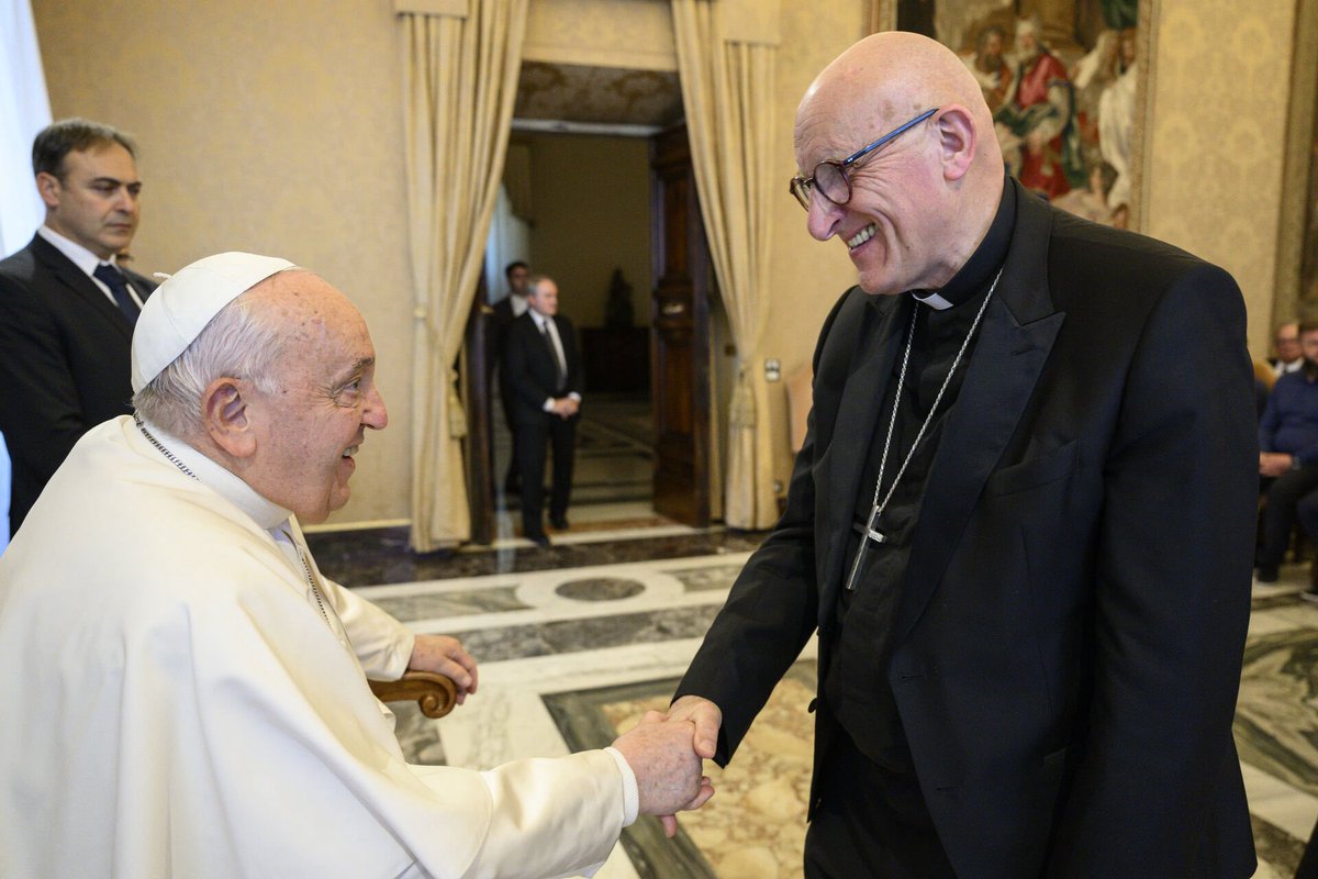 Aujourd’hui, lundi de Pâques, notre Saint-Père, le #PapeFrançois, a rejoint la maison du Père.
Serviteur fidèle, il a mené sa mission jusqu’au bout et tenu avec courage la barque de l’Église jusqu’à ses derniers instants.
Rendons grâce pour l’héritage qu’il nous laisse : son