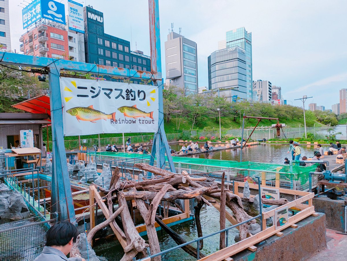 jitan_mama's tweet photo. 都心で幼児でも生き物釣りできる場所みつけた！市ヶ谷フィッシュセンター🐟️

ニジマス釣り、ヤドカリ釣り、金魚や鯉釣りなどができて、ニジマスは塩焼きにしてその場で食べれる😋

しかも、スーパーボールすくい、宝石発掘、化石発掘（今夏準備中）、キッズルームまであって、子供も飽きない🥳 https://t.co/154A5j0S1a