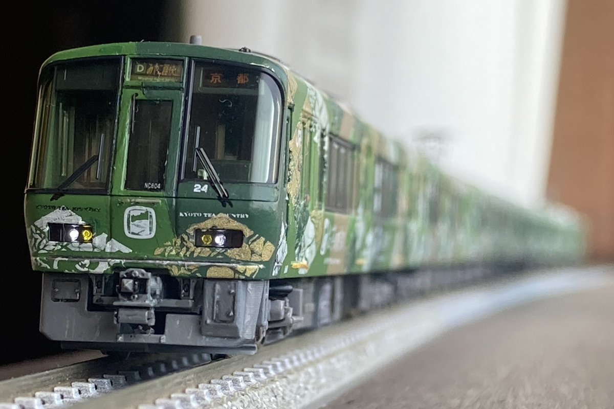 Jline22l_B11's tweet image. 221系NC604編成　お茶の京都ラッピング　完成

帯が溶けたジャンク出身の221を再塗装して京神模型の柄インレタでラッピング
女性専用車などの細かい表記は世田谷製品を使用し、スカートは3Dパーツを奮発
冷房は実車配置と同様にしてサハ220の屋根も再現
行先はDみやこ路快速京都とQ普通JR難波に設定