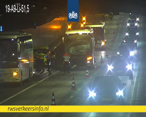 Ongeval met bussen vol voetbalsupporters sluit Wijkertunnel