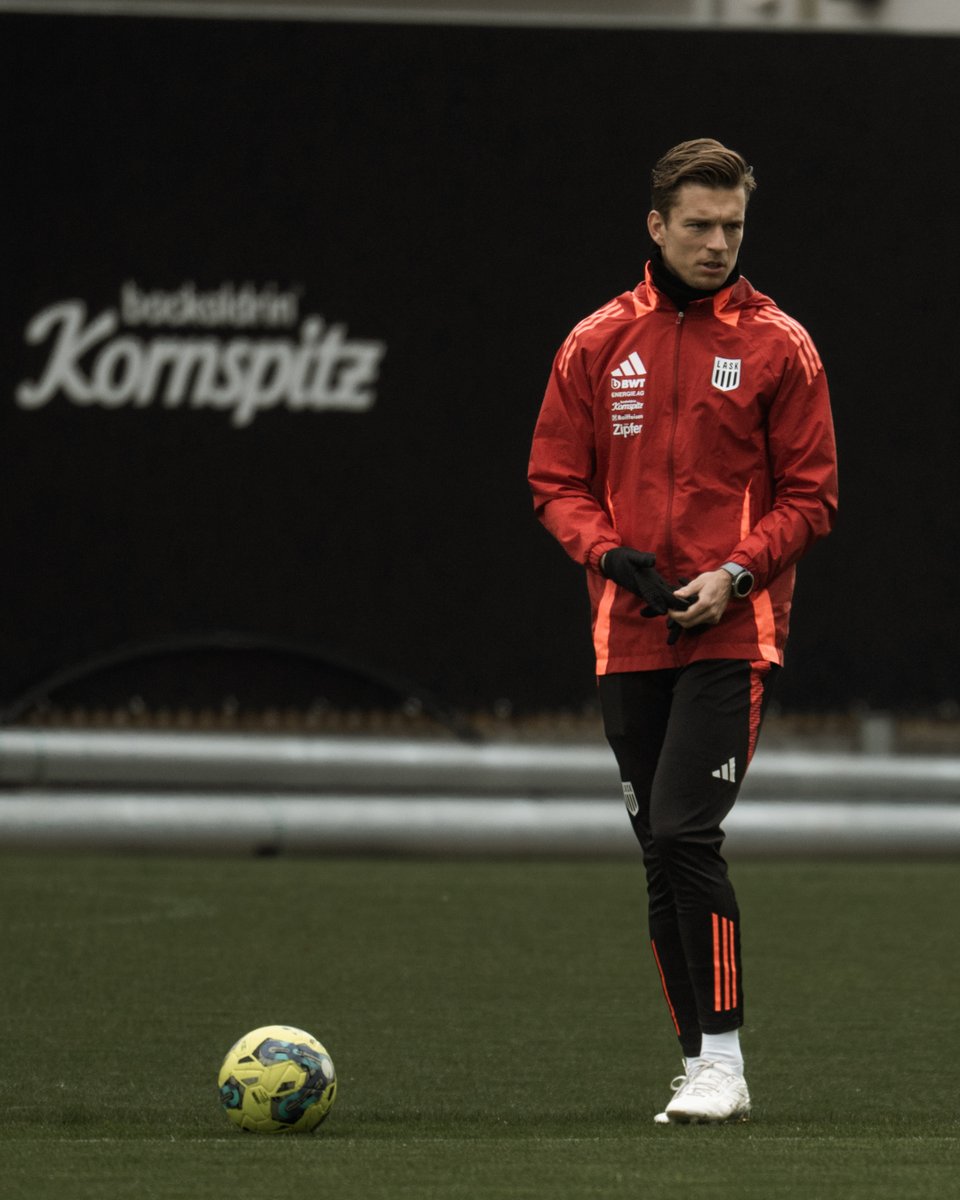 LASK_Official's tweet photo. ℹ️ Der LASK stellt das Trainerteam neu auf: Der bisherige Assistenzcoach Maximilian #Ritscher übernimmt mit sofortiger Wirkung interimistisch die Rolle des Cheftrainers anstelle von Markus #Schopp.
📰 Mehr dazu: https://t.co/rBucHPiiUM https://t.co/CuEovSyzhL