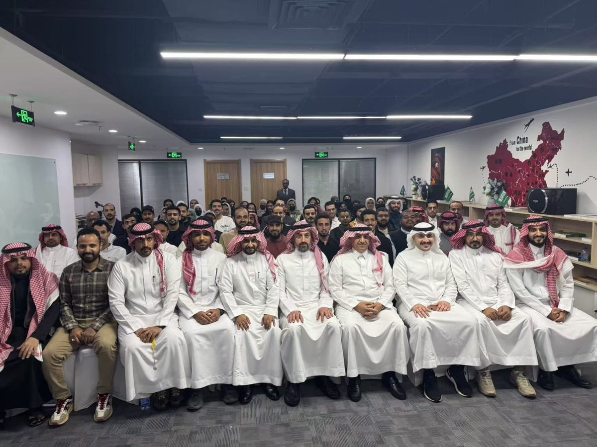 ksaembassyCHINA's tweet photo. عقد صاحب المعالي #وزير_التعليم أ.يوسف البنيان،وبحضور معالي سفير #خادم_الحرمين_الشريفين لدى الصين أ.عبدالرحمن الحربي،لقاء
مفتوح مع المعلمين السعوديين المبتعثين للصين لتعليم اللغةالصينية،وتم الوقوف على احتياجاتهم والتأكيد على ماتوليه القيادة الرشيدة من اهتمام ودعم لأبنائها المعلمين https://t.co/444E7IB7iM